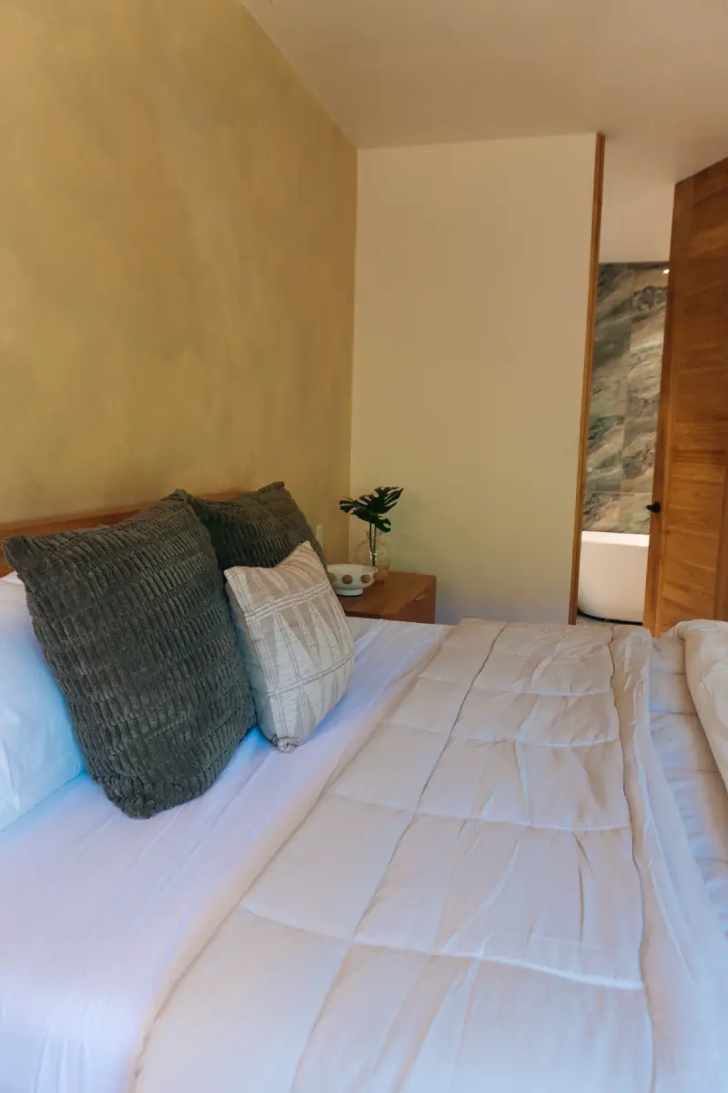 macaw-ridge-villas-roatan-bedroom-5