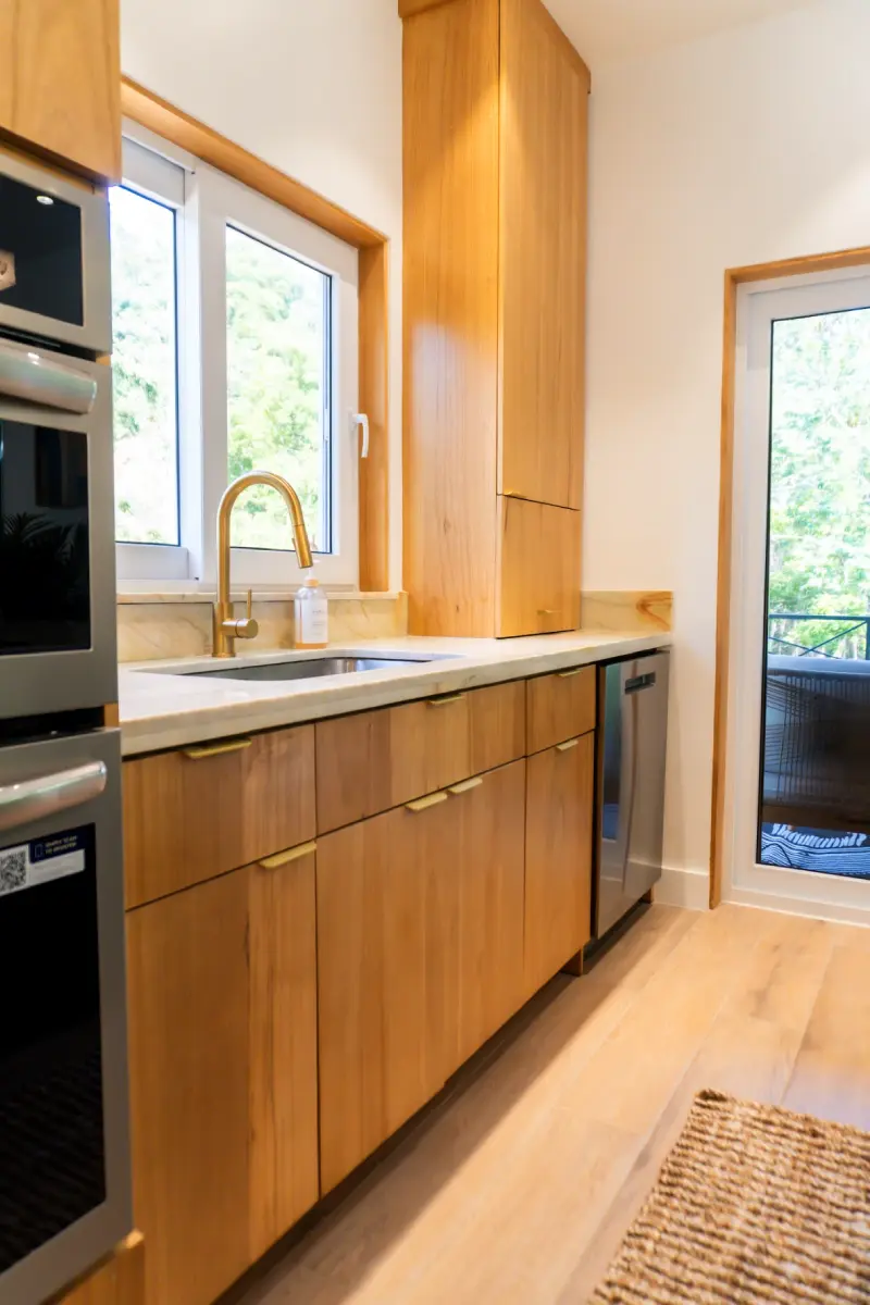 macaw-ridge-villas-roatan-kitchen-3